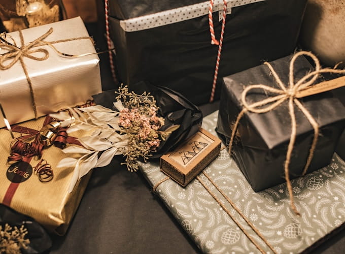Regalos de boda envueltos en papel dorado y negro