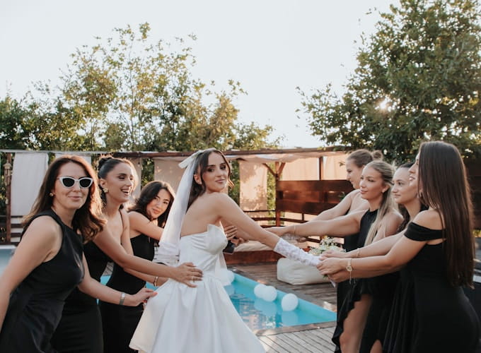 Novia celebrando junto a la piscina con sus amigas